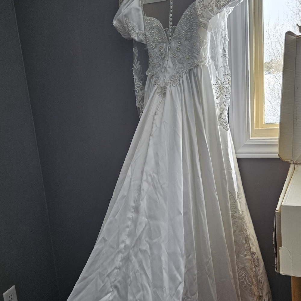 1990's wedding gown.Stunning - Picture 10 of 15